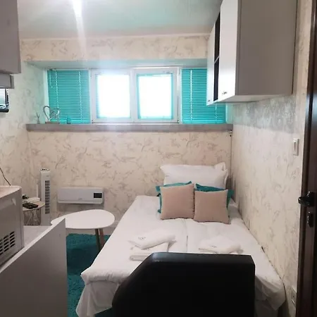 Апартаменты Centrally-located Near The Sea Garden